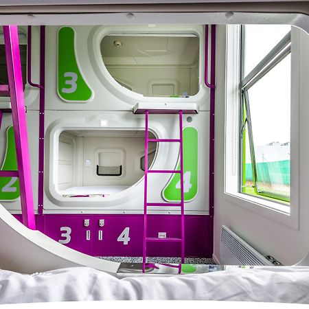 Lylo Κράισττσερτς Εξωτερικό φωτογραφία Interior of a capsule hotel