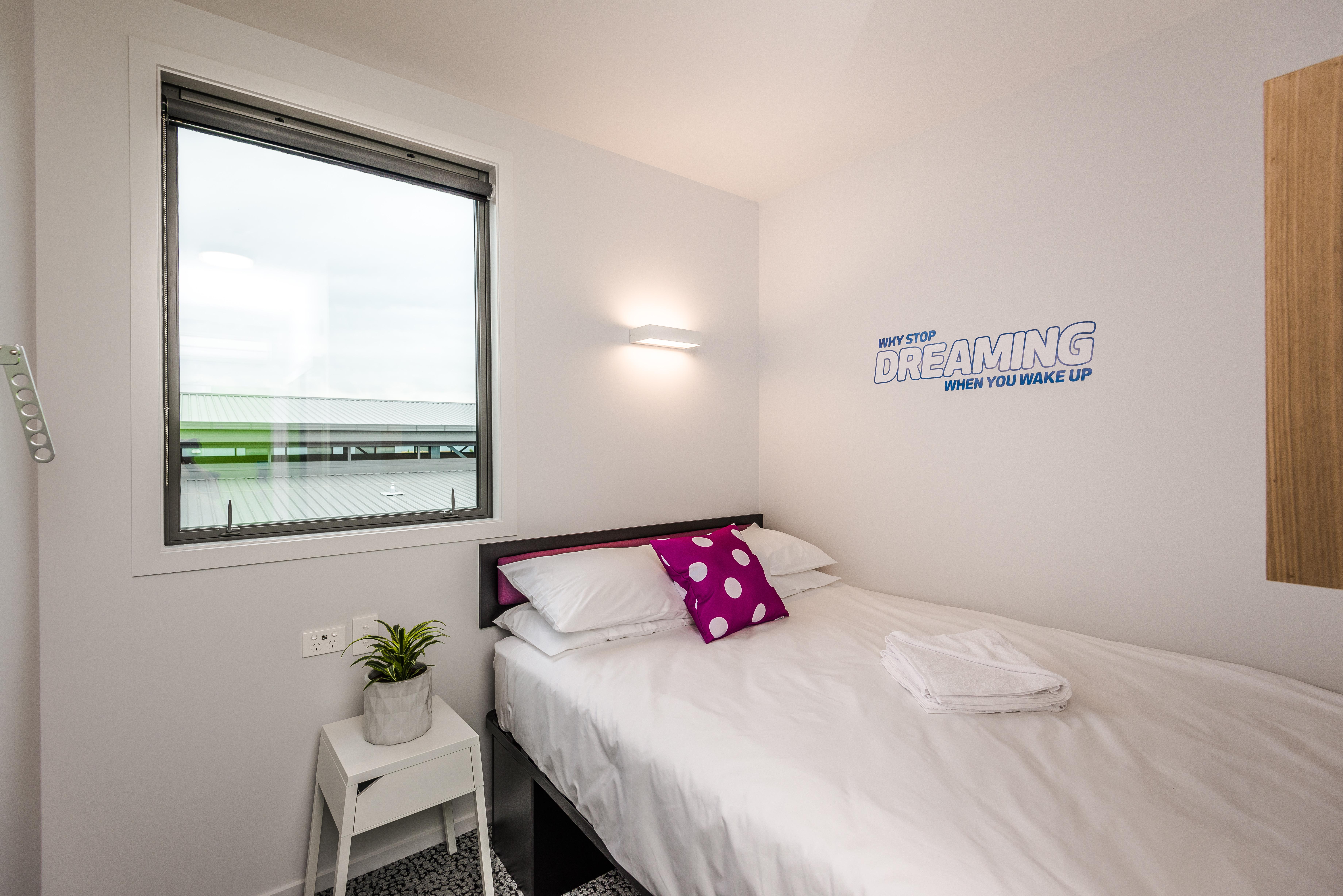 Lylo Κράισττσερτς Εξωτερικό φωτογραφία A room at the Dreaminn hotel in Madrid, Spain