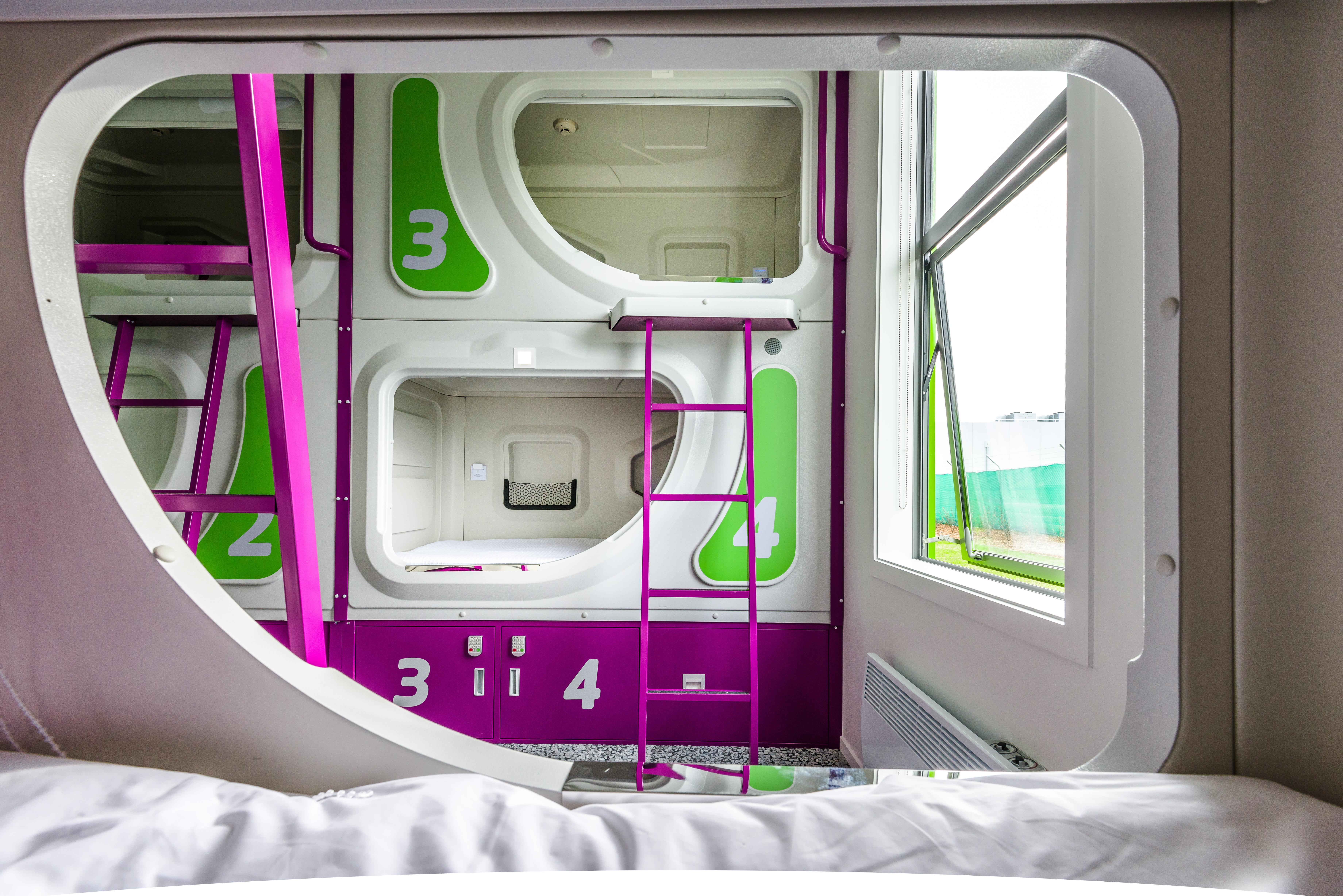 Lylo Κράισττσερτς Εξωτερικό φωτογραφία Interior of a capsule hotel