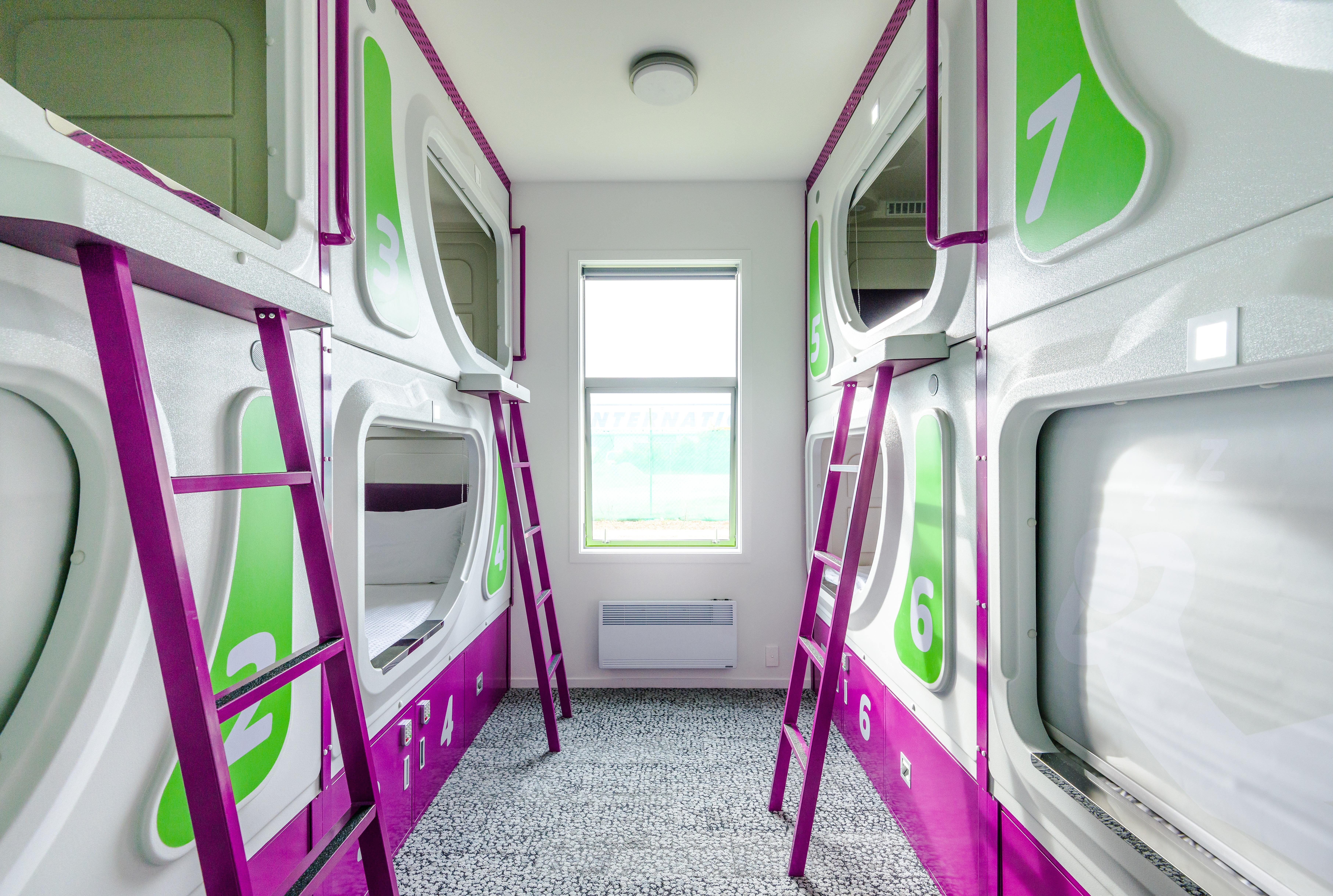 Lylo Κράισττσερτς Εξωτερικό φωτογραφία A capsule hotel in Osaka, Japan
