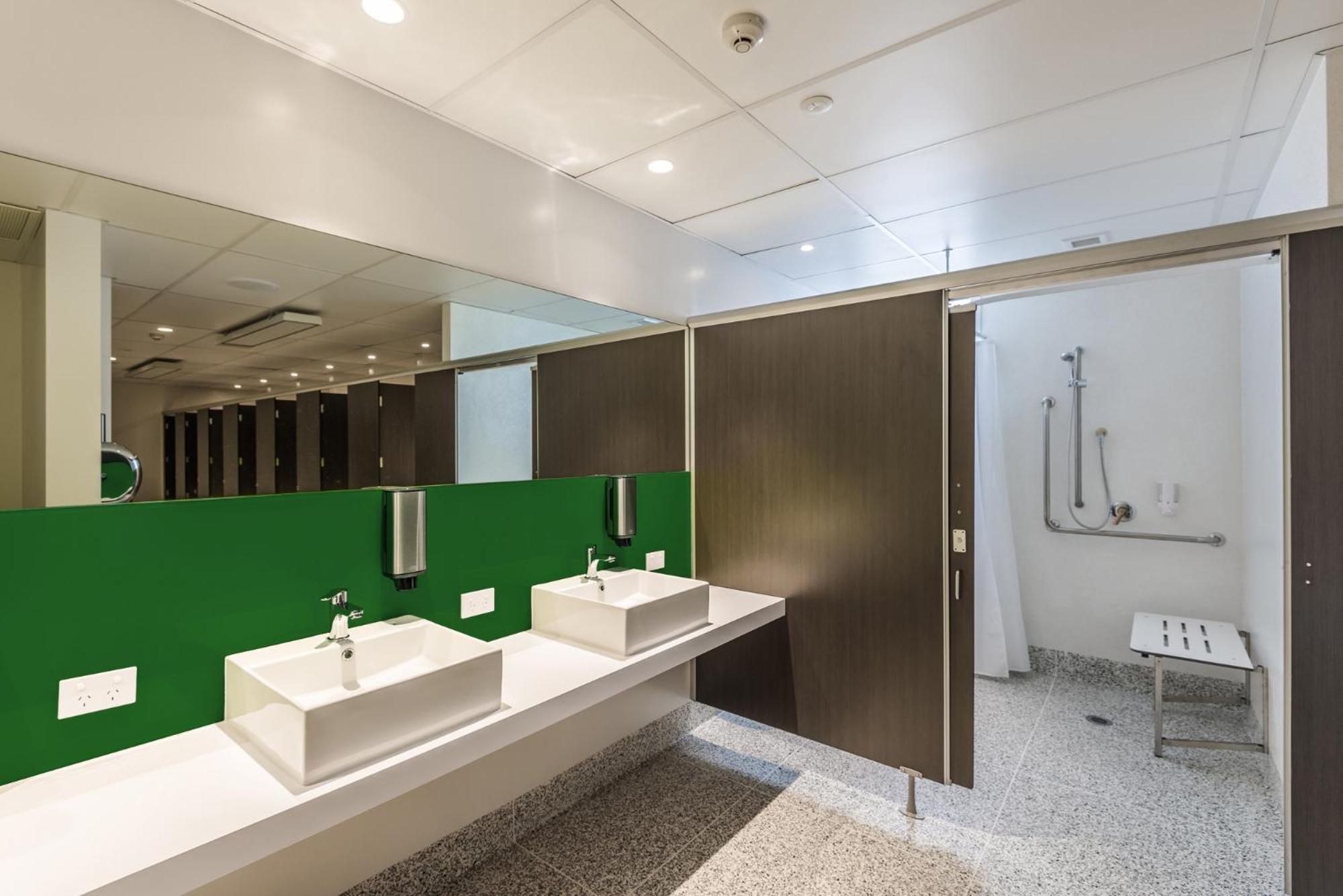 Lylo Κράισττσερτς Εξωτερικό φωτογραφία A washroom at the airport