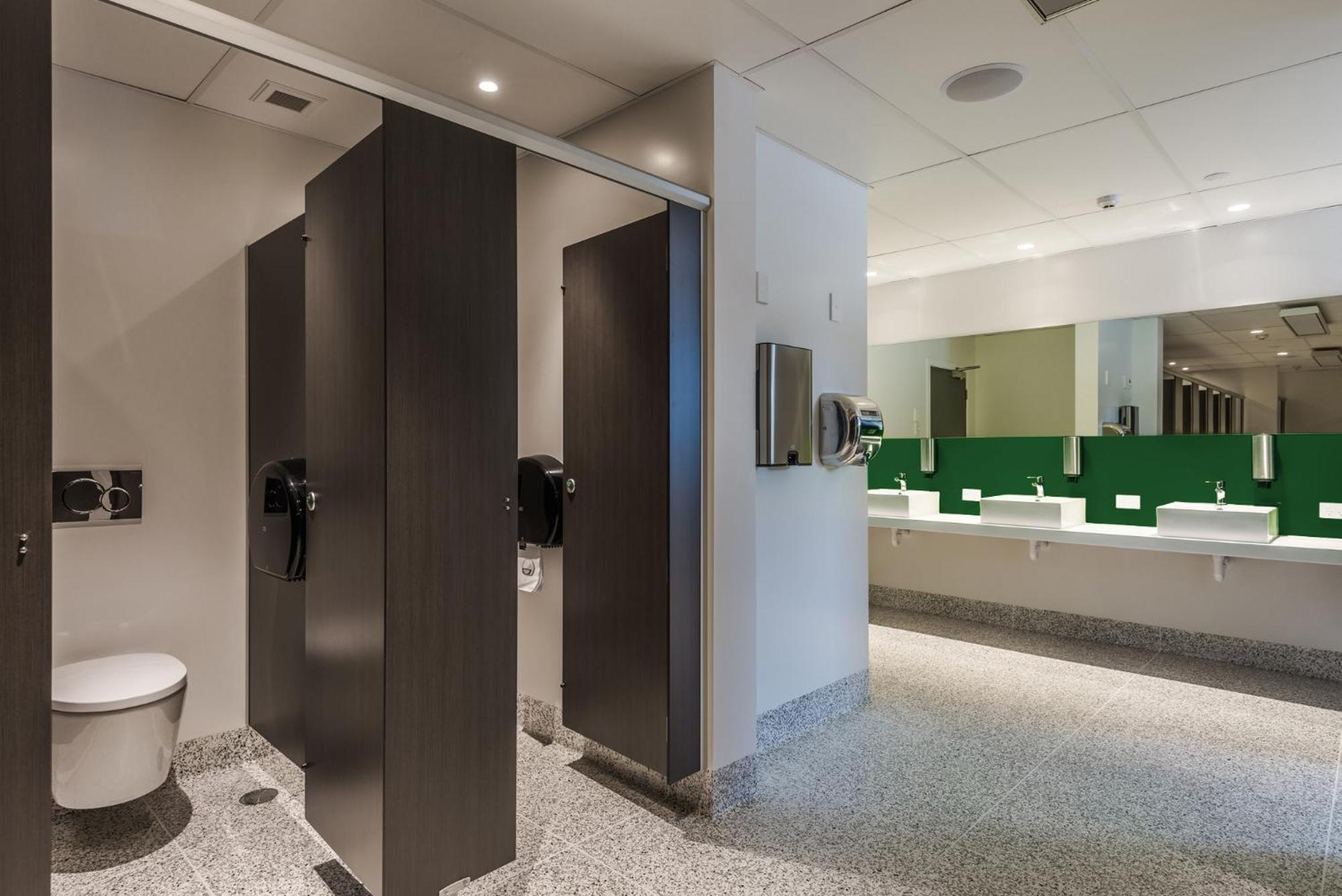 Lylo Κράισττσερτς Εξωτερικό φωτογραφία A toilet cubicle