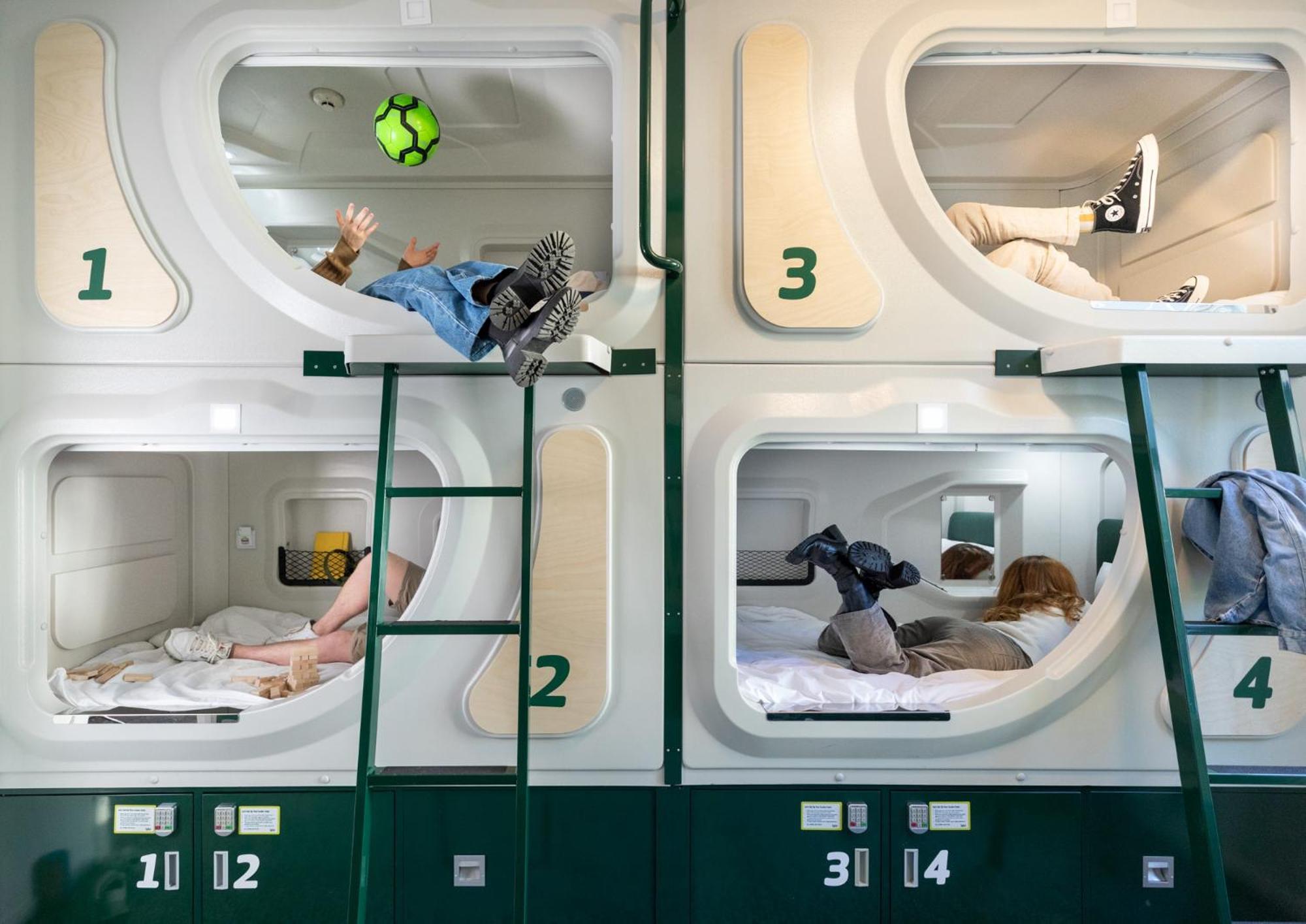 Lylo Κράισττσερτς Εξωτερικό φωτογραφία Capsule hotel in Tokyo