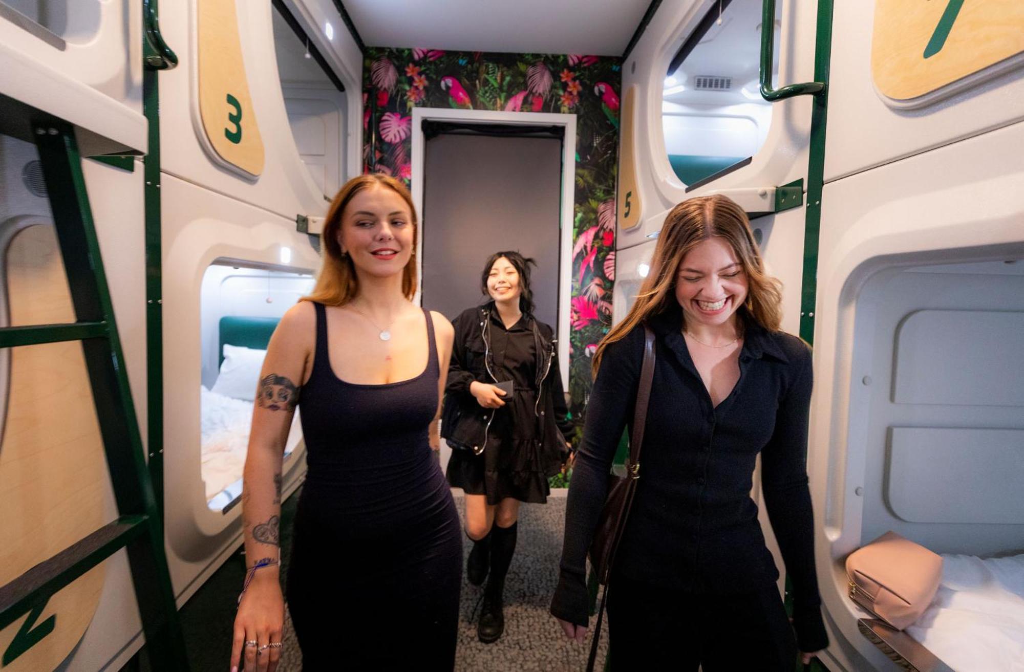 Lylo Κράισττσερτς Εξωτερικό φωτογραφία A capsule hotel in Tokyo