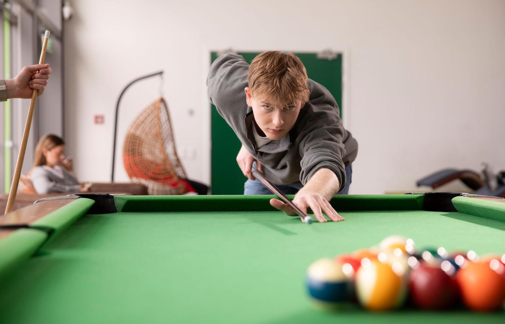 Lylo Κράισττσερτς Εξωτερικό φωτογραφία A pool player