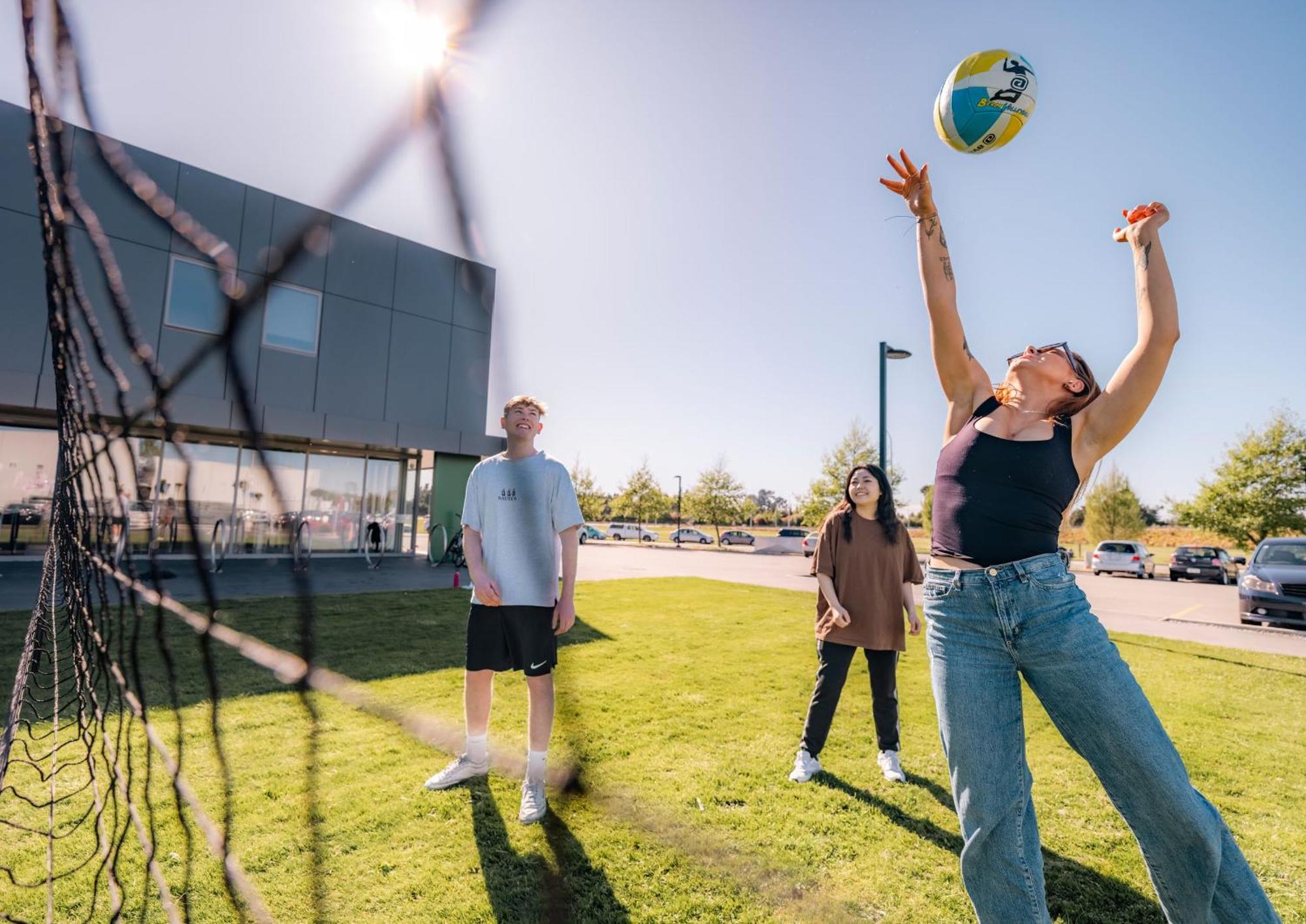 Lylo Κράισττσερτς Εξωτερικό φωτογραφία Students playing volleyball at the University of Roehampton