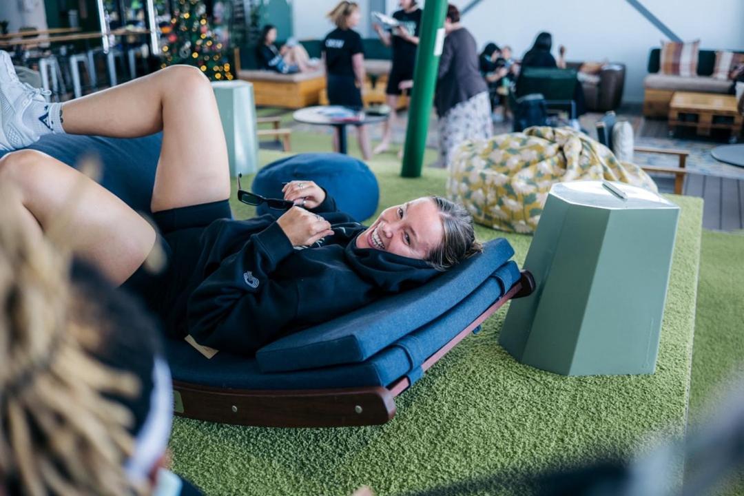 Lylo Κράισττσερτς Εξωτερικό φωτογραφία A student relaxing in the library